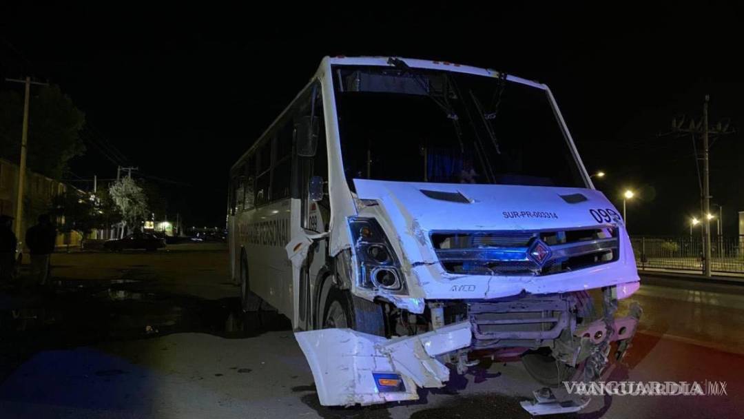 $!El camión de transporte retornó y chocó con un vehículo particular.