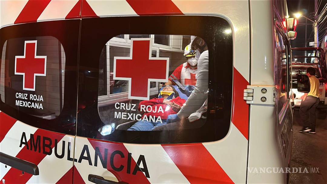 $!Paramédicos de la Cruz Roja trasladaron a la mujer lesionada a la clínica 89 del IMSS para su valoración y atención médica.
