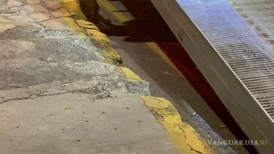 $!Personal de grúas trabajó para retirar el automóvil y liberar el carril afectado, normalizando la circulación en el bulevar.