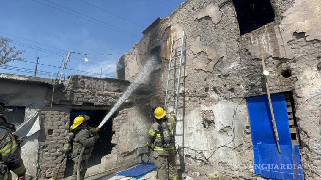 $!El equipo de emergencia trabajó arduamente para extinguir el incendio en una casa abandonada.