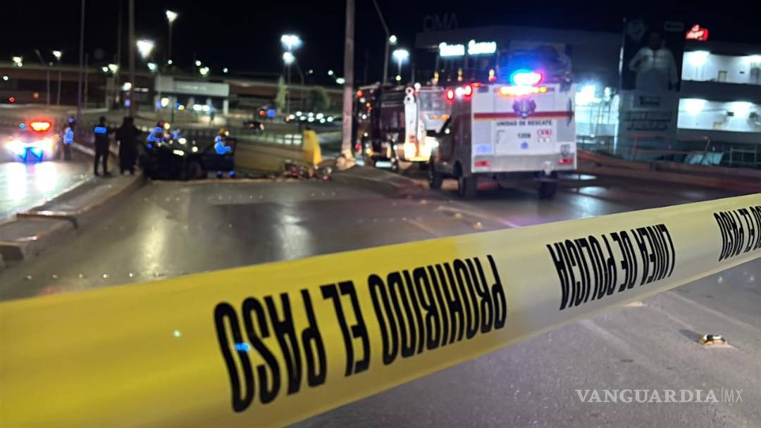 $!Peritos de la Fiscalía documentan la escena mientras el vehículo permanece destrozado a mitad de la vía.