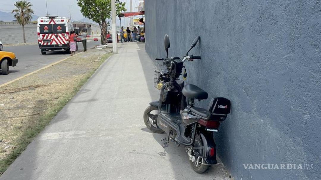 $!La motoneta eléctrica involucrada en el accidente quedó estacionada en la lateral del bulevar Fundadores después de la caída.