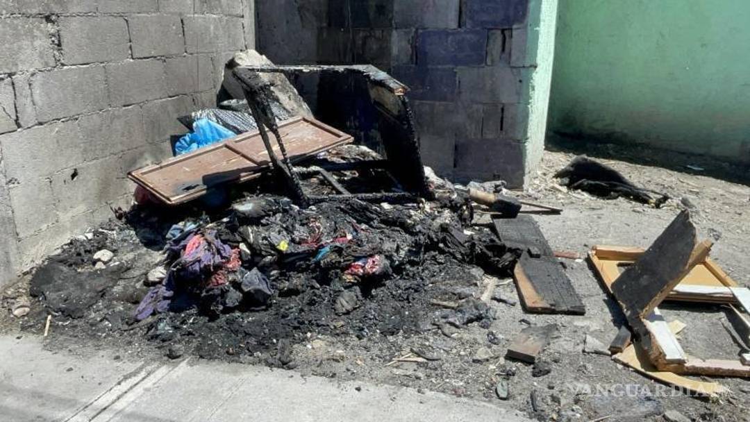 $!El incendio fue provocado por un hombre que presuntamente se encontraba intoxicado; huyó del lugar tras iniciar el fuego.