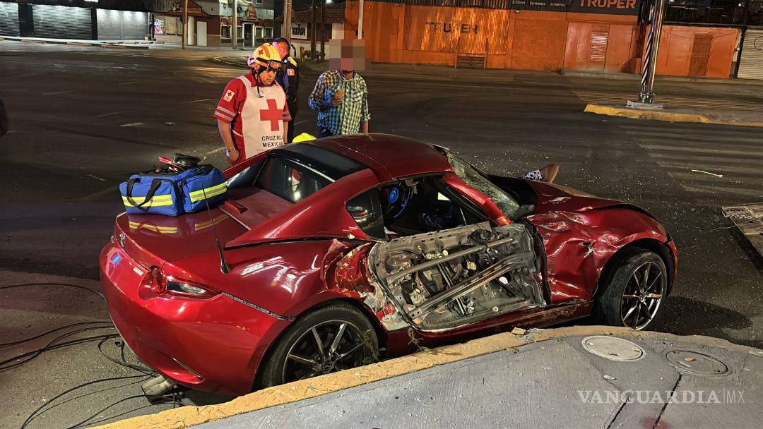 $!El vehículo Mazda terminó a un costado de la banqueta tras ser impactado por un tráiler.