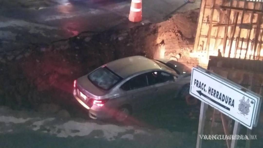 $!Conductor termina en el fondo de un arroyo, al oriente de Saltillo.