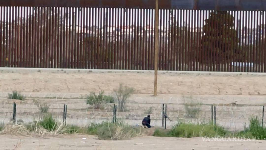 $!Migrantes cortando la malla ciclónica en el Río Bravo, en Ciudad Juárez.