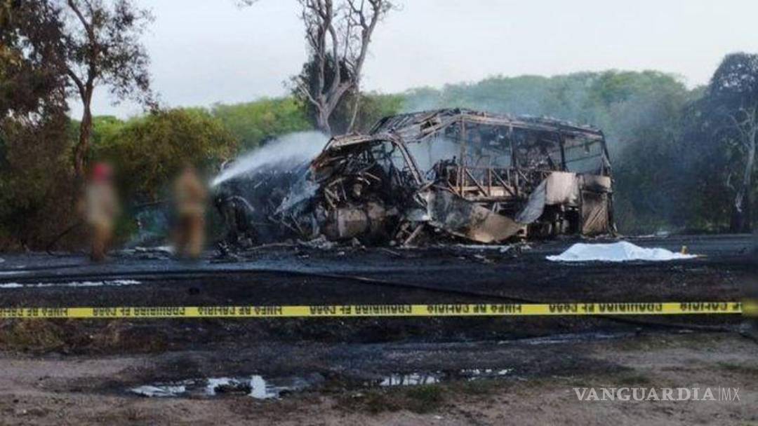 $!20 murieron calcinados tras choque de autobús con remolque, en Tamaulipas; la mayoría serían jornaleros