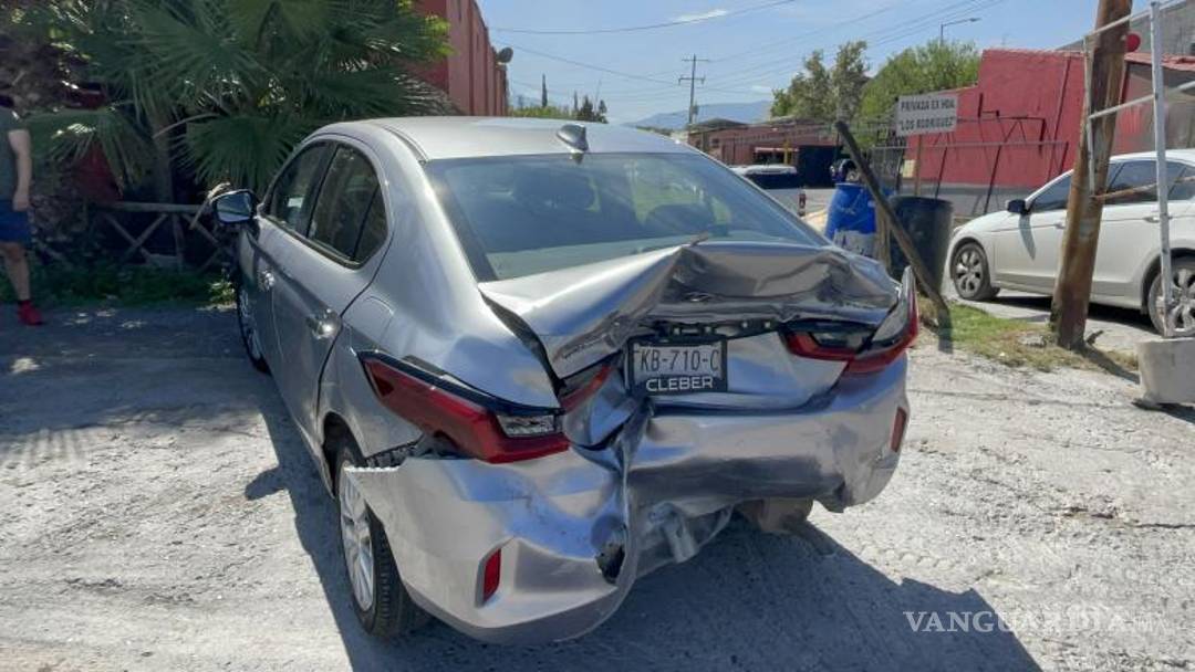$!Los vehículos fueron removidos con grúas mientras agentes viales y ajustadores de seguros intervenían en el lugar de los hechos.
