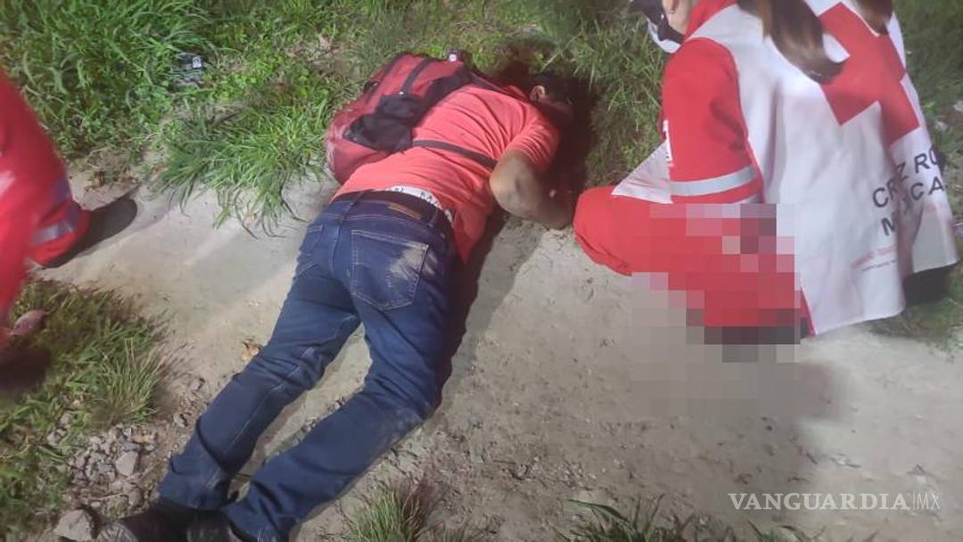 $!Paramédicos de Cruz Roja trasladaron a la víctima a un hospital para descartar lesiones graves.