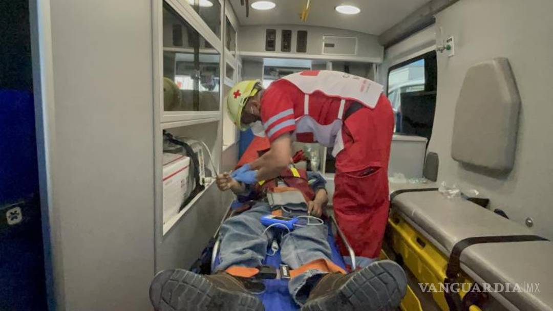 $!El hombre fue auxiliado por compañeros y trasladado a un hospital privado.