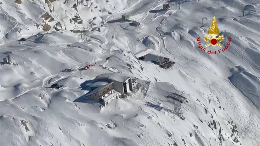 $!Un centenar de personas han quedado atrapadas este martes en lo alto del Monte Moro, a dos mil 800 metros de altitud en los Alpes italianos, debido a un incidente en el teleférico que conecta la localidad de Macugnaga con la pista de esquí.
