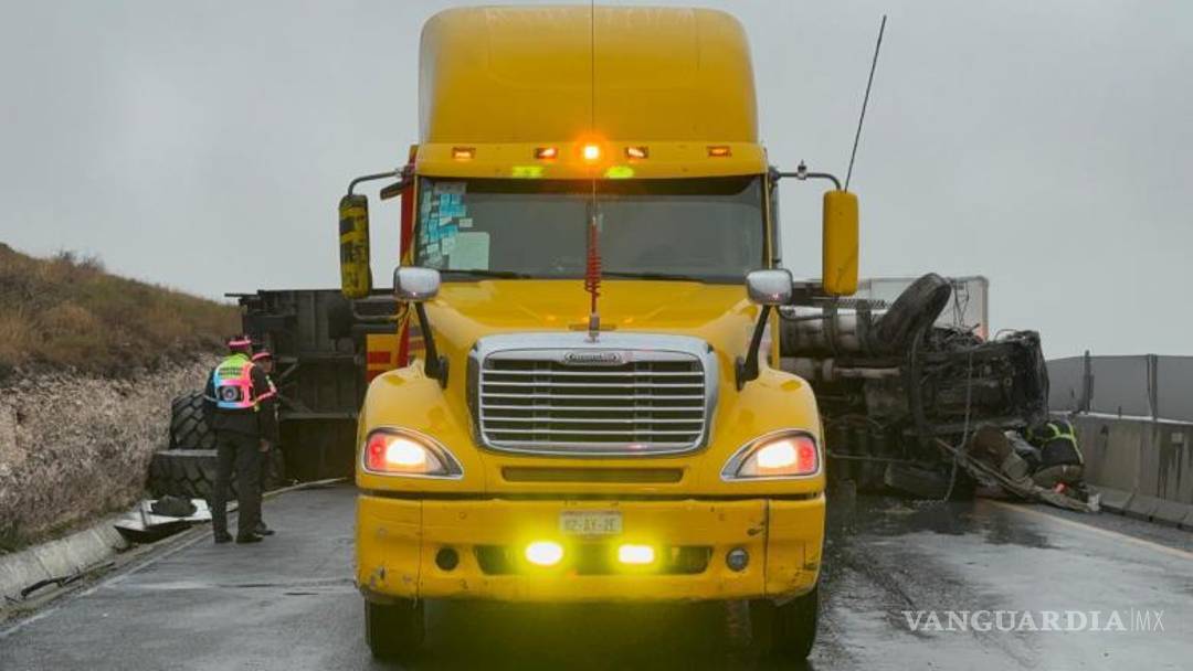 $!Maniobras de grúa permitieron retirar la unidad y reabrir la circulación hacia Saltillo.
