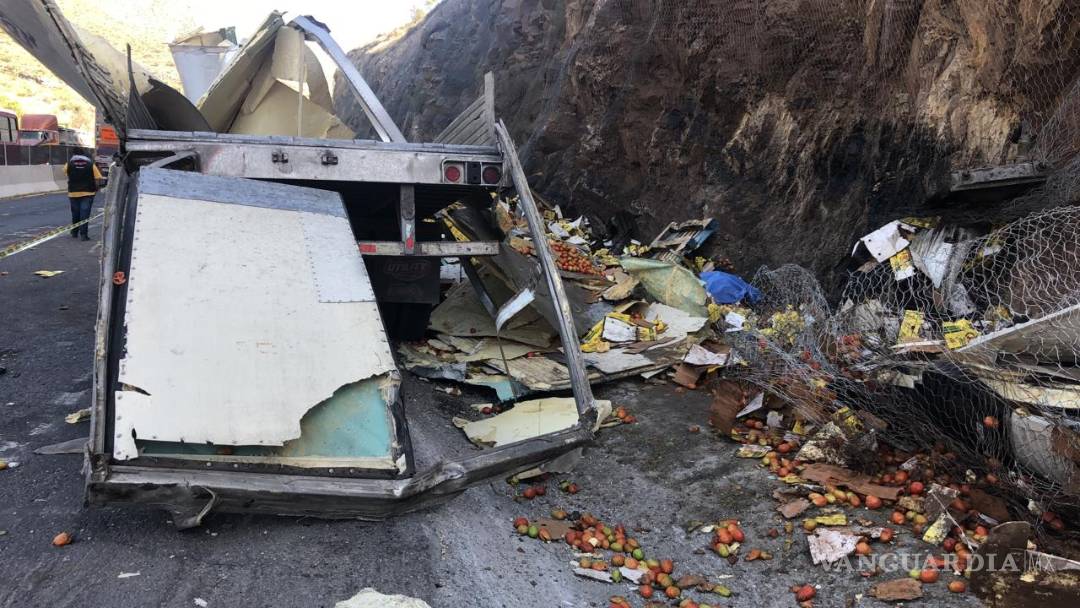 $!Muere trailero en accidente en Arteaga, Coahuila