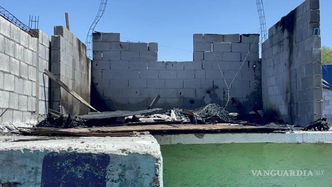 $!Elementos del cuerpo de bomberos sofocaron las llamas en la parte alta de una vivienda ubicada en la colonia Pueblo Insurgente.