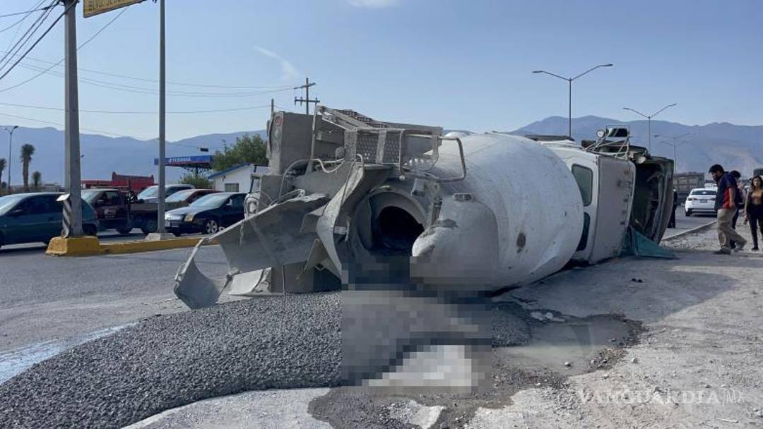 $!Elementos de Bomberos trabajaron para contener el derrame de combustible y evitar mayores riesgos.