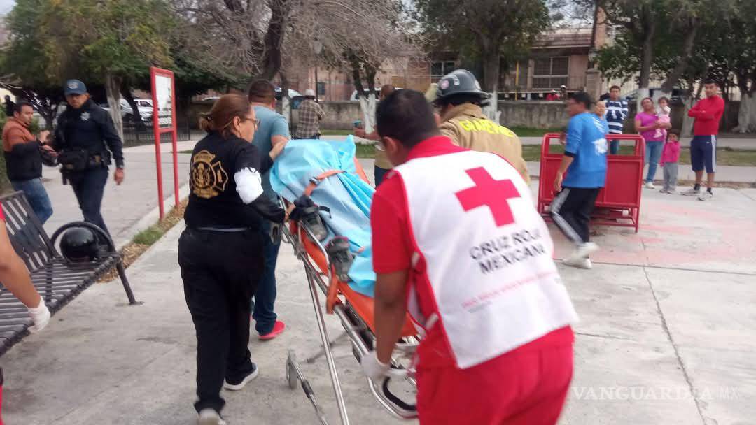 $!Paramédicos de la Cruz Roja atendieron a la menor, quien sufrió escoriaciones leves en los pies tras el incidente.