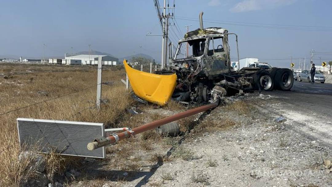 $!Restos del tractocamión incendiado permanecieron a un costado de la vía estatal, a la espera de que la empresa responsable cubra los daños ocasionados.