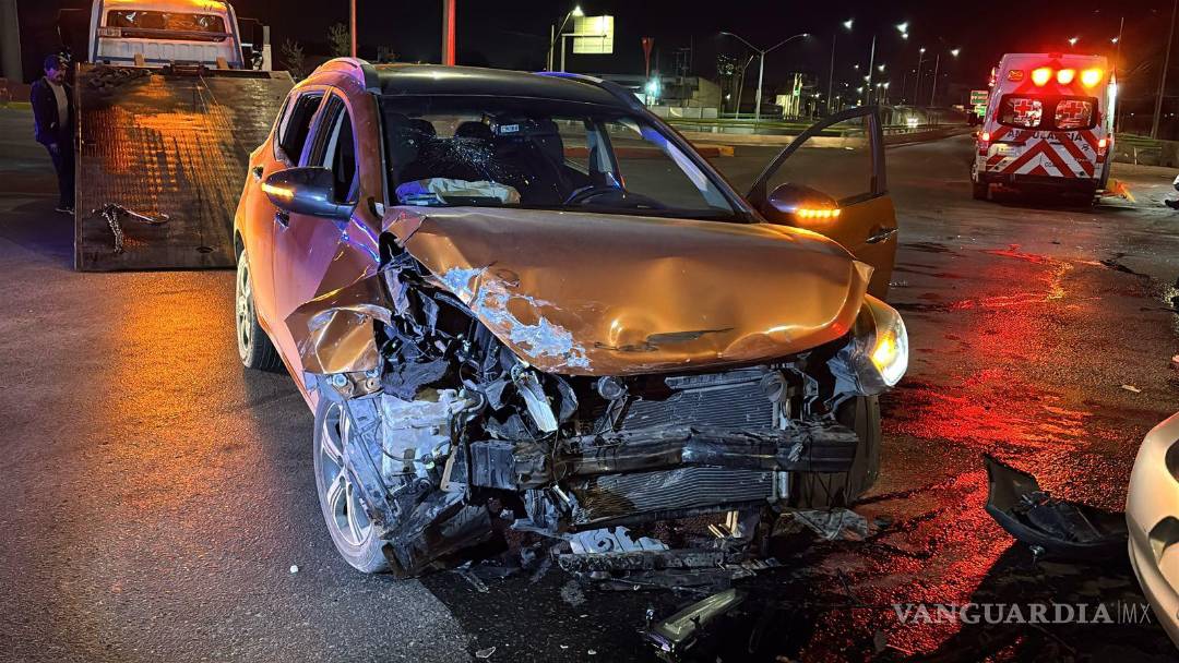 $!Familiares de los involucrados llegaron al sitio en busca de un acuerdo por los daños materiales.