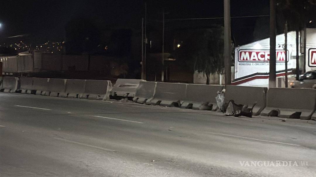 $!Restos del muro derribado permanecieron sobre el carril izquierdo del bulevar Fundadores, generando afectaciones a la circulación en la zona.