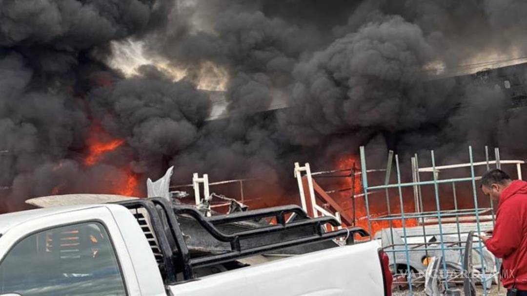 $!El incendio se registró la mañana de este sábado en un yonke del sector Estrella de David.