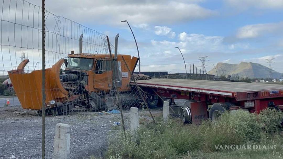$!El tráiler invadido fue detenido en las instalaciones de DeAcero tras atravesar la malla ciclónica durante el accidente.