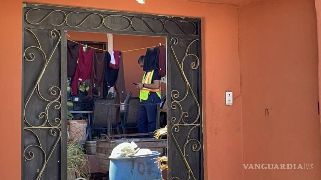 $!Ventanas y puertas resultaron dañadas por la explosión causada por la acumulación de gas en una vivienda de la colonia Tulipanes.
