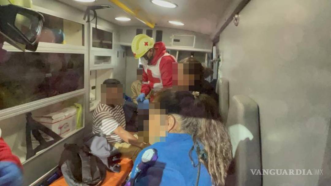 $!Elementos de la Cruz Roja valoraron a pasajeros tras el choque registrado en la Zona Centro.