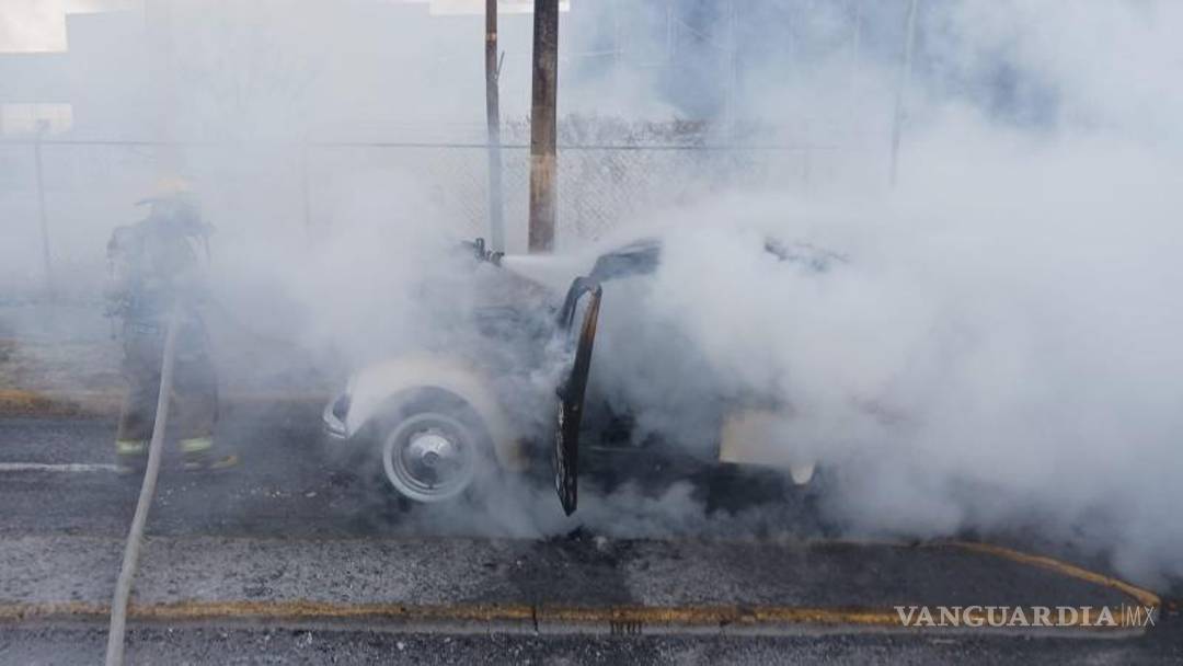 $!Bomberos de la estación norte sofocaron las llamas que consumieron el vehículo en cuestión de minutos.