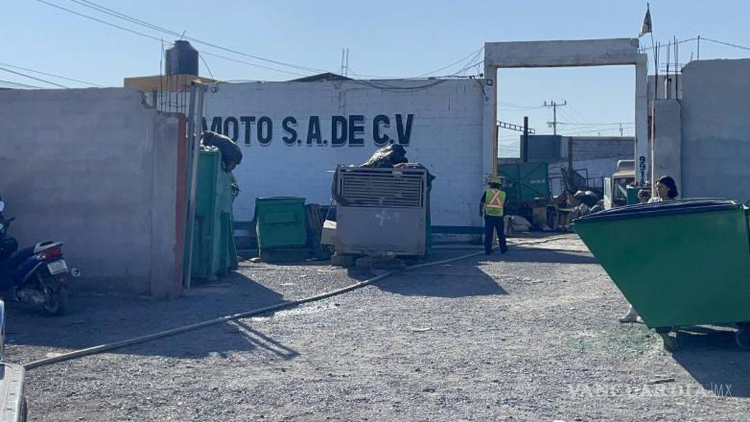 $!El personal de Protección Civil evaluará la situación en Industrias Gomoto para determinar posibles sanciones y verificar la seguridad del lugar.