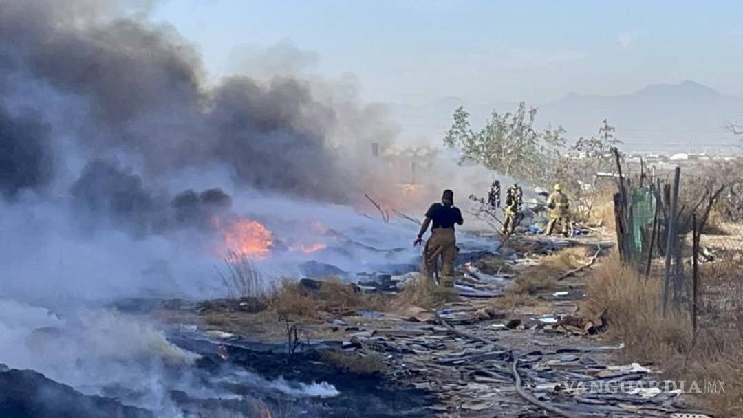 $!Bomberos de Arteaga lucharon contra el fuego en la antigua recicladora.