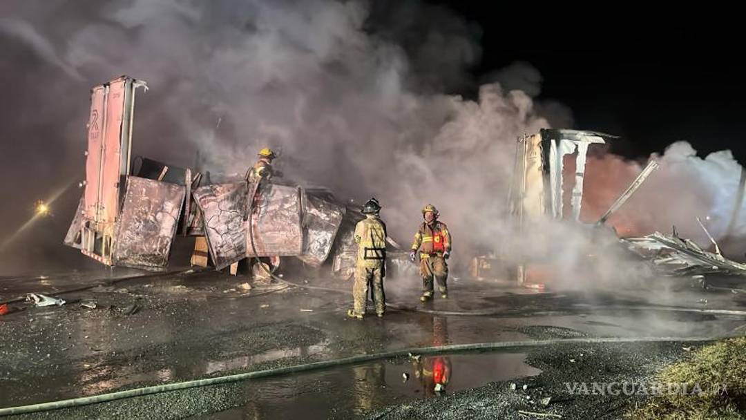 $!Bomberos y Protección Civil sofocaron las llamas tras el fuerte accidente en García, Nuevo León.