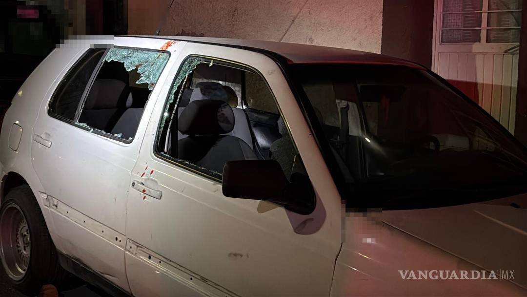$!Los agresores provocaron abolladuras y rayones en los vehículos colindantes durante el ataque masivo.