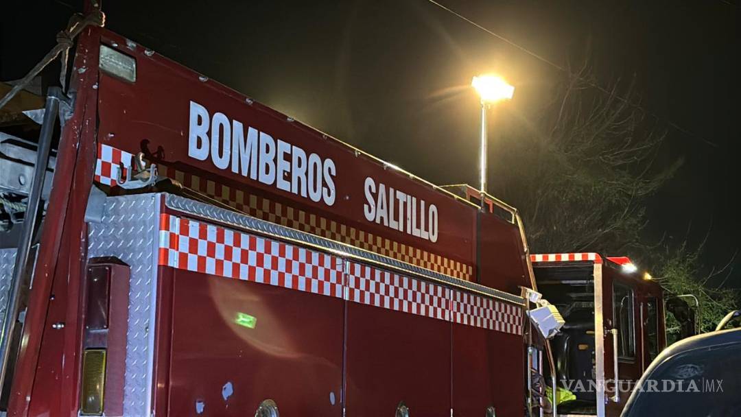 $!Elementos del Cuerpo de Bomberos acudieron de madrugada a la colonia Lomas de Zapalinamé para controlar un incendio originado en el patio de una vivienda.