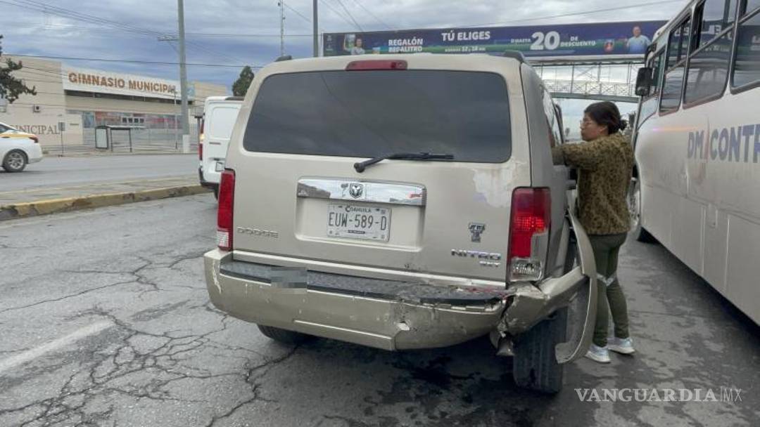 $!La Dodge Nitro quedó afectada en su parte posterior mientras se realizaban las maniobras de abanderamiento.