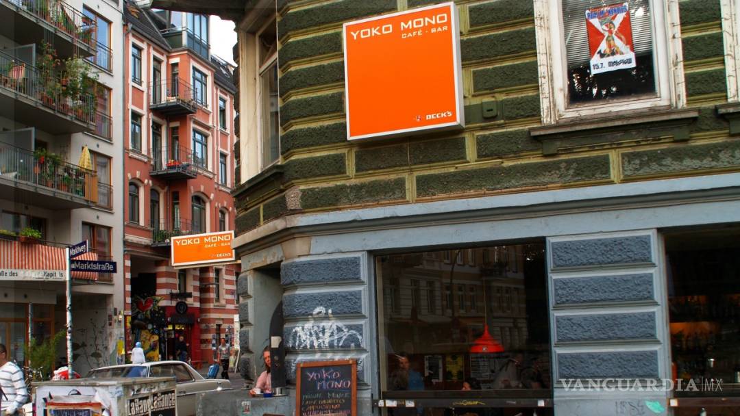 $!Demanda Yoko Ono a bar de Hamburgo