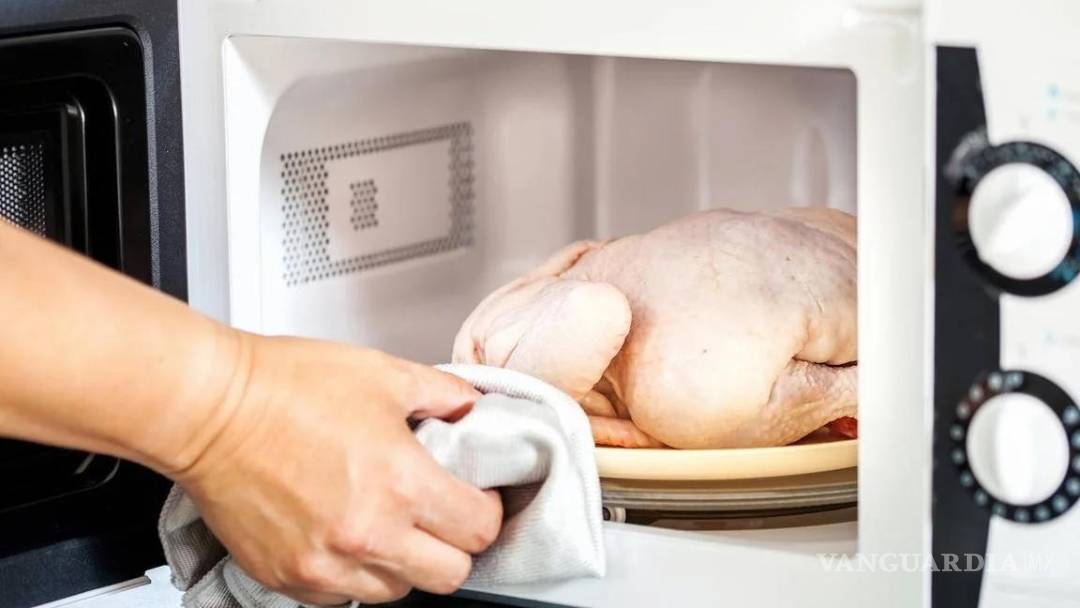 $!¡No lo hagas!... 3 hábitos peligrosos con los alimentos que debes evitar para cuidar tu salud