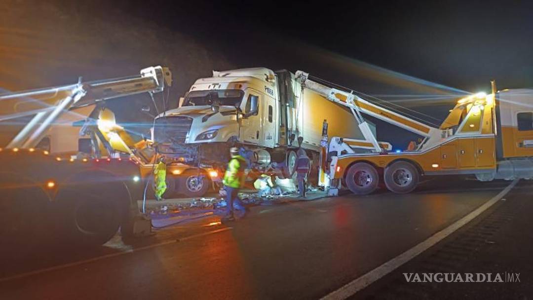 $!Elementos de vialidad y seguridad llegaron al lugar para coordinar el retiro de los vehículos.