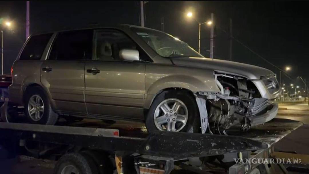 $!La camioneta fue remolcada mediante una grúa tras el accidente en la lateral del periférico.