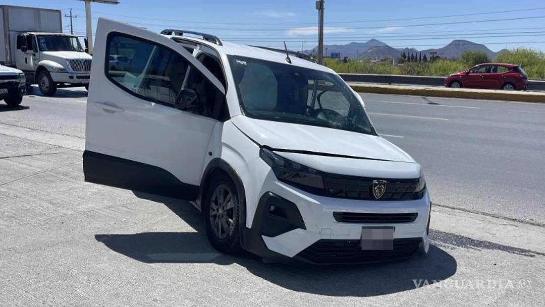 $!A pesar de lo aparatoso del choque, el conductor resultó ileso y logró avanzar unos metros para orillar su unidad.