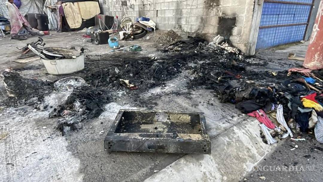 $!El fuego consumió una tarima cargada con ropa destinada a la venta en un local doméstico.