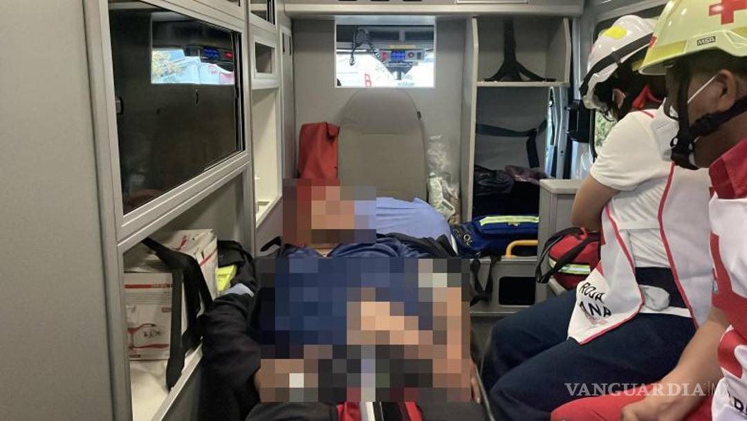 $!Paramédicos de la Cruz Roja valoran a los conductores en el lugar del percance.