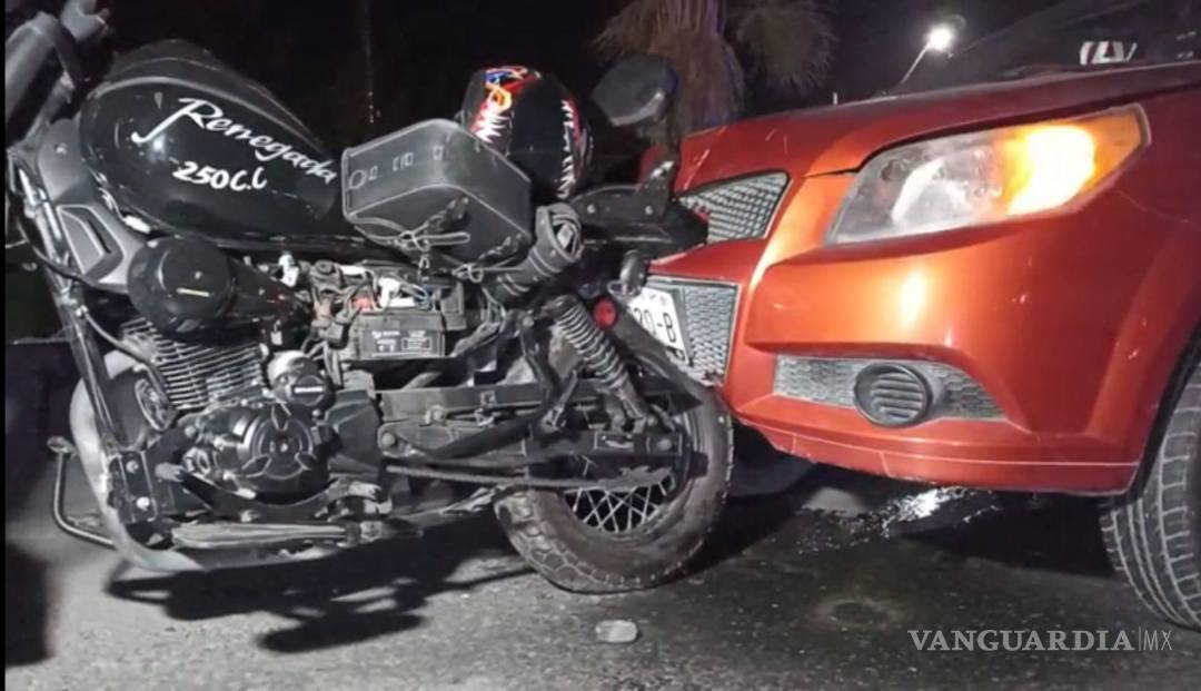 $!Paramédicos de la Cruz Roja atendieron al motociclista lesionado, quien fue trasladado a una clínica del IMSS para su valoración médica.