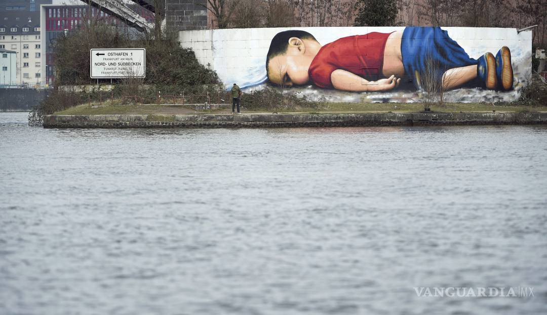 $!Un graffiti de Aylan lleva el éxodo de los refugidos al BCE