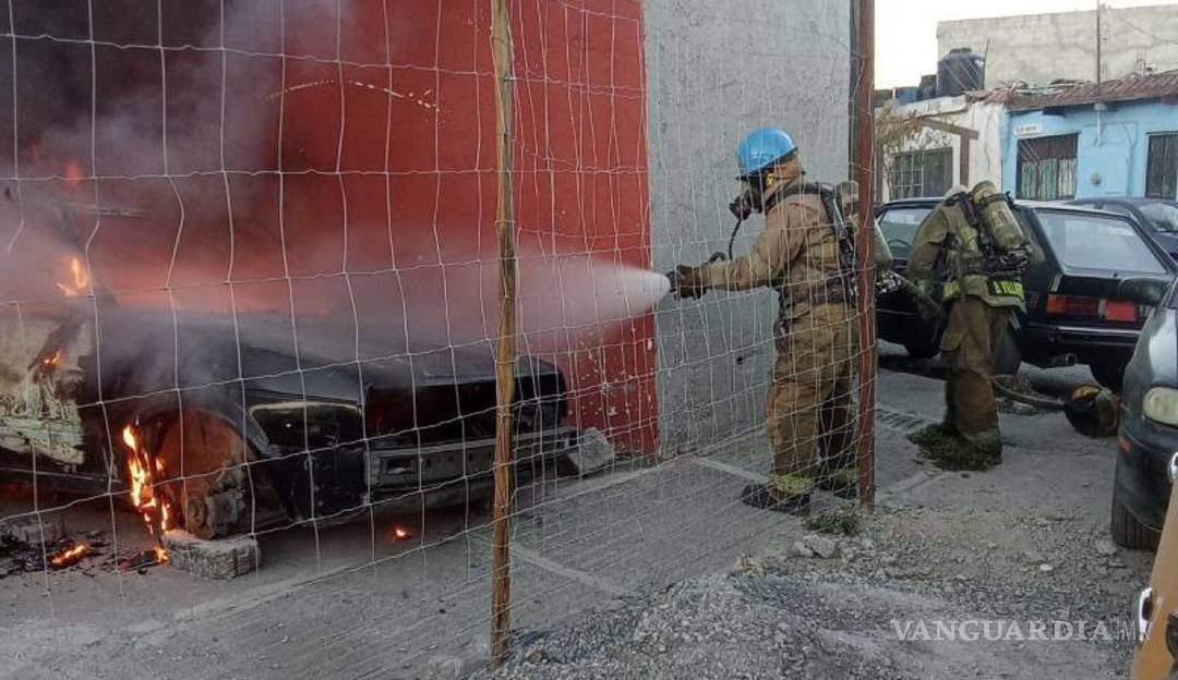 $!Vecinos alertaron a las autoridades tras observar humo y fuego en el establecimiento.