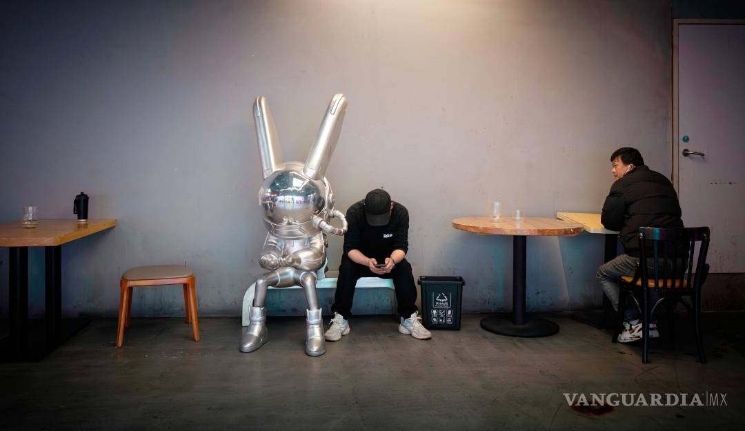 $!Los trabajadores hacen una pausa frente a un restaurante en Shanghái, China.