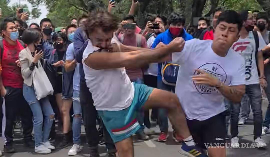 $!La pelea fue captada por decenas de alumnos reunidos en el sitio.