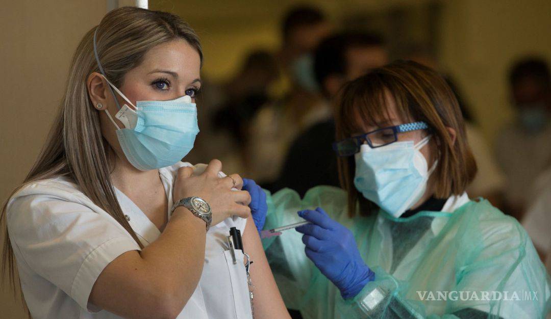 Riesgos del COVID son "mucho más altos" que los de la vacuna de AstraZeneca: OMS