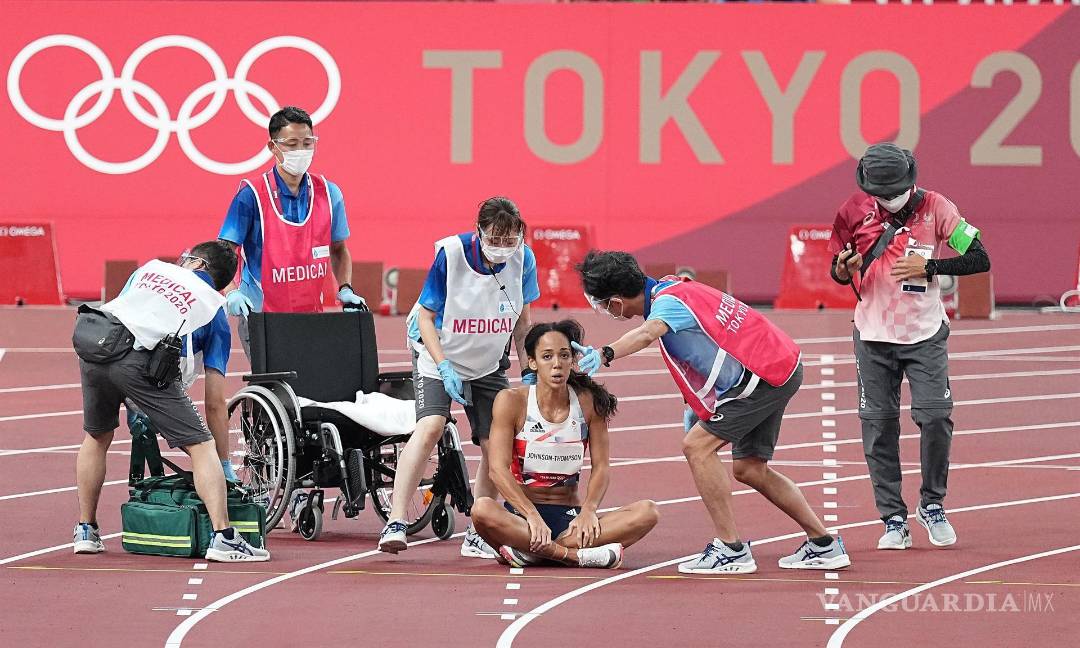 $!Katarina Johnson-Thompson de Gran Bretaña se sienta en la pista durante su carrera en los 200 m del Heptatlón durante los eventos de atletismo de los Juegos Olímpicos de Tokio 2020. EFE