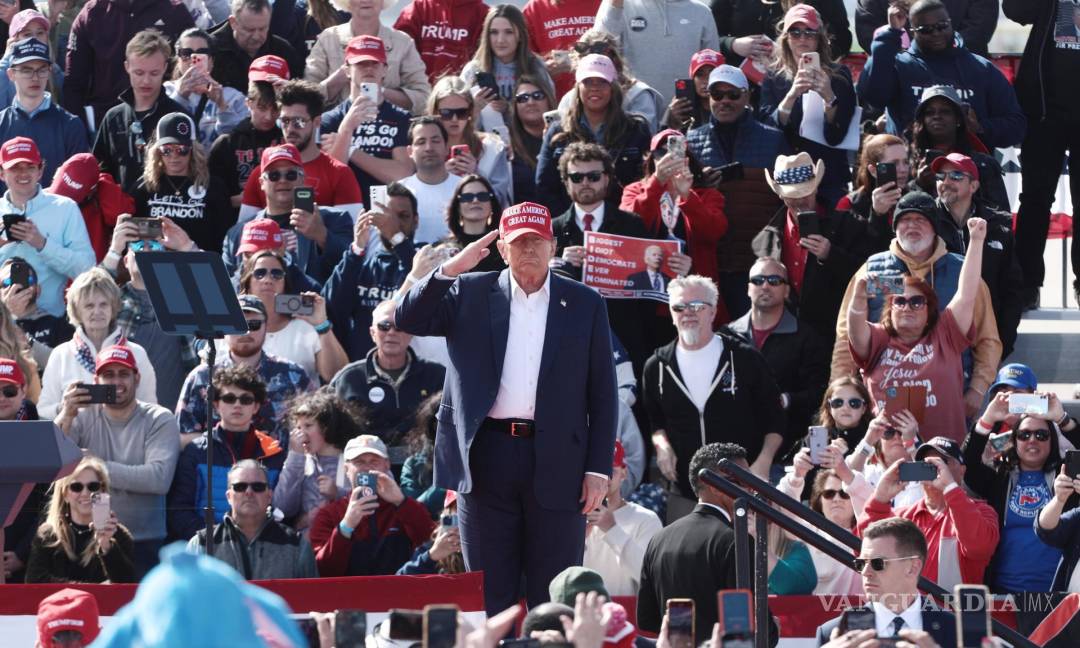 $!Donald Trump saluda mientras pronuncia un discurso en la campaña electoral presidencial del Buckeye Values PAC Rally en Vandalia, Ohio.