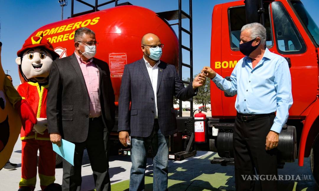 $!Grupo SIMSA entrega camión cisterna pipa al Cuerpo de Bomberos de Torreón